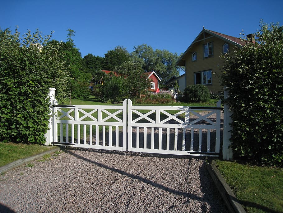 gateposts, grind, painted white, summer, house, shrubs, tree HD wallpaper