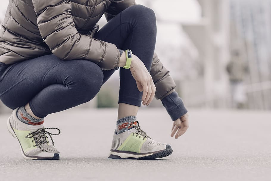 person in gray bubble jacket, black leggings, and shoes on gray road HD wallpaper
