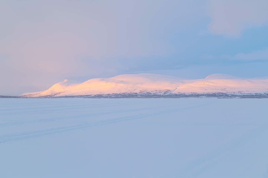 horizon in the middle of ice and mountain during cloudy day, snow covered mountain under clear sky HD wallpaper