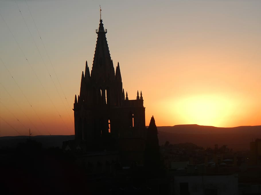 Sunset at San Miguel de Allende México, silhouette of castle during golden hour, HD wallpaper