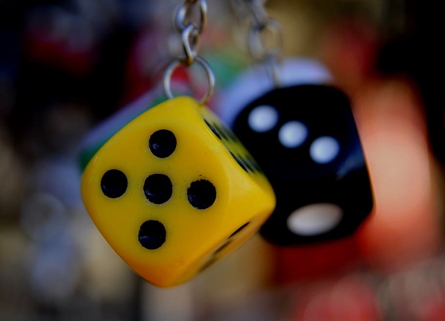keychain, gift, dice, close-up, focus on foreground, no people HD wallpaper