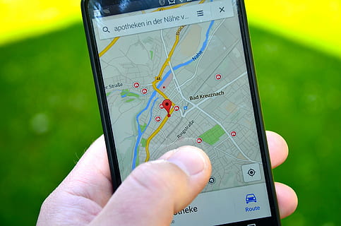 person holding phone displaying GPS map, smartphone, location HD wallpaper