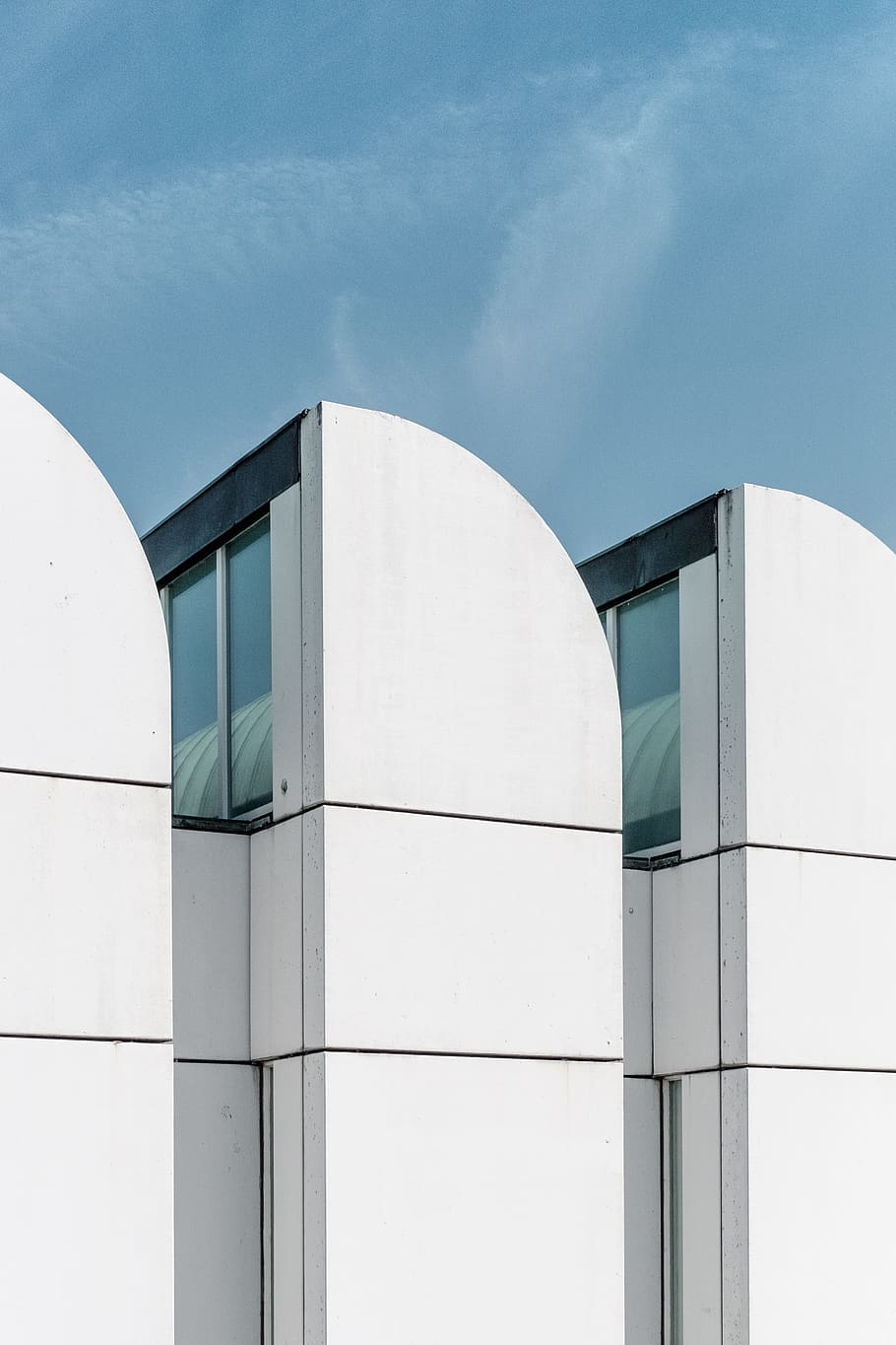 white painted buildings, white and black concrete building, photo HD wallpaper