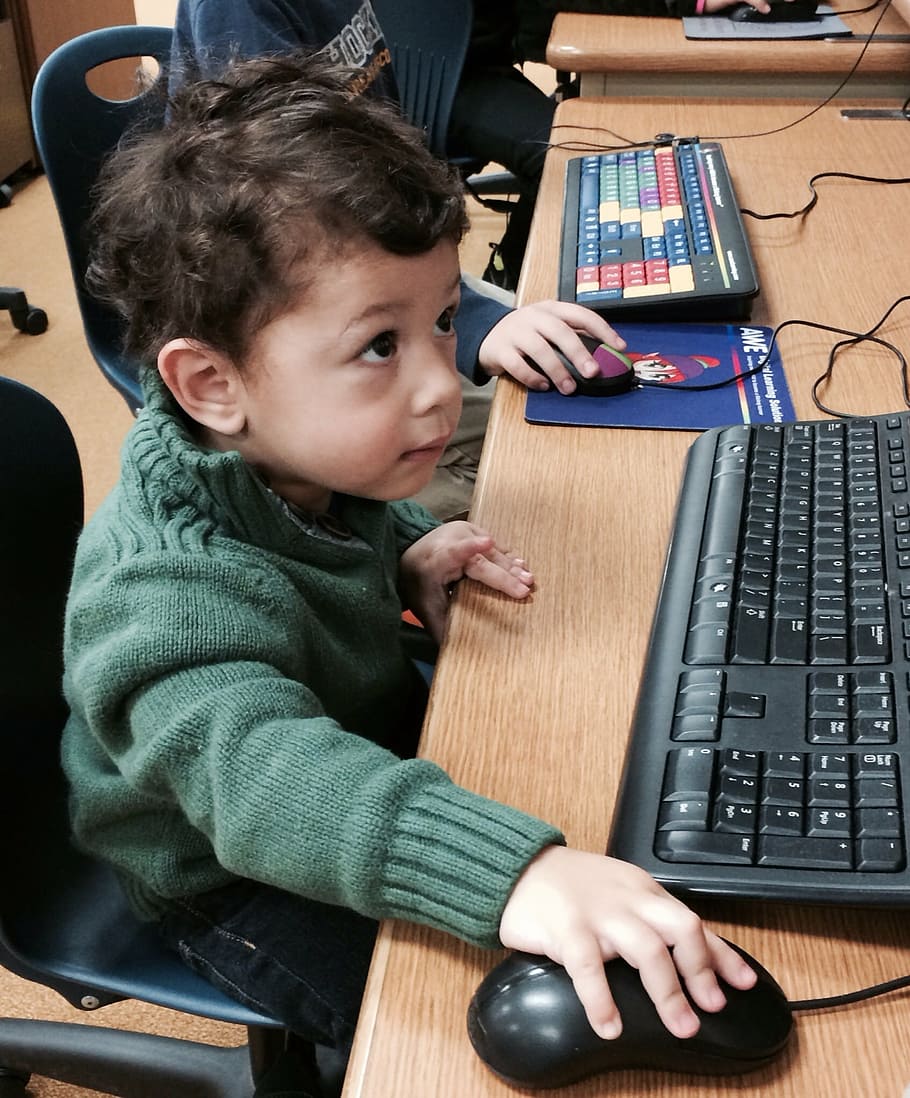 boy using computer, little boy, little techie, boy with computer, HD wallpaper
