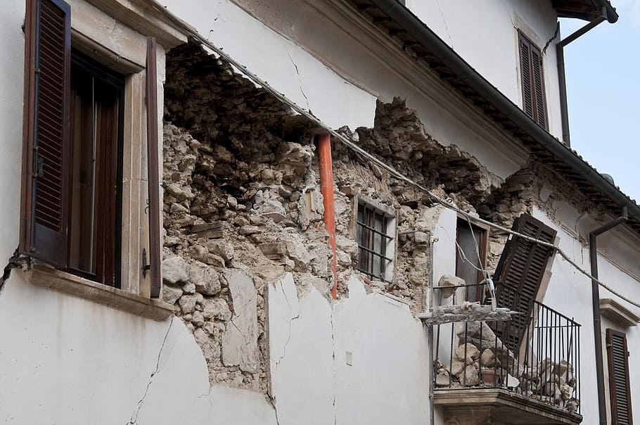 opened brown wooden windowpane on cracked wall, earthquake, rubble, HD wallpaper