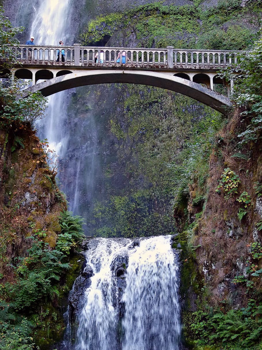 gray concrete bridge nearby waterfalls, multnomah falls, old bridge, HD wallpaper