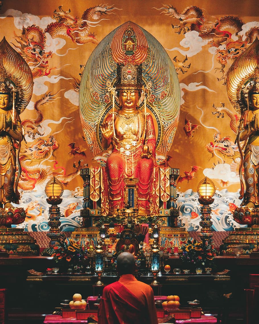 man wearing orange suit facing Hindu deity photography, Hindu Deity statue HD wallpaper