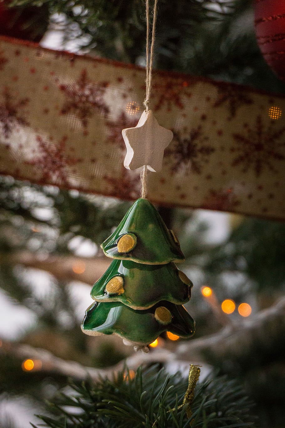green Christmas tree hanging decor hang on Christmas tree, green ceramic Christmas tree ornament HD wallpaper