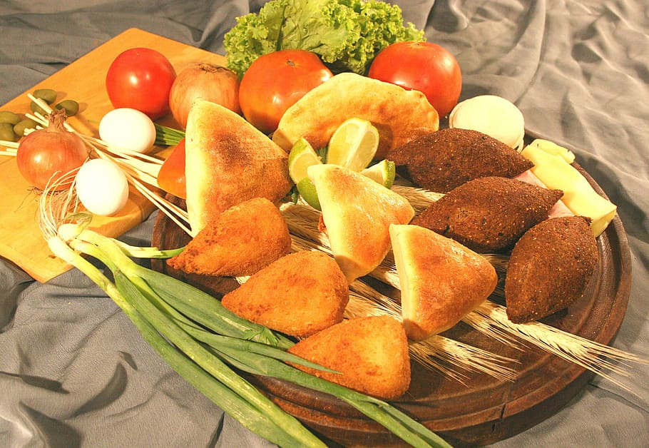 breads and vegetables on tray, esfiha, kibe, tidbits, snacks HD wallpaper