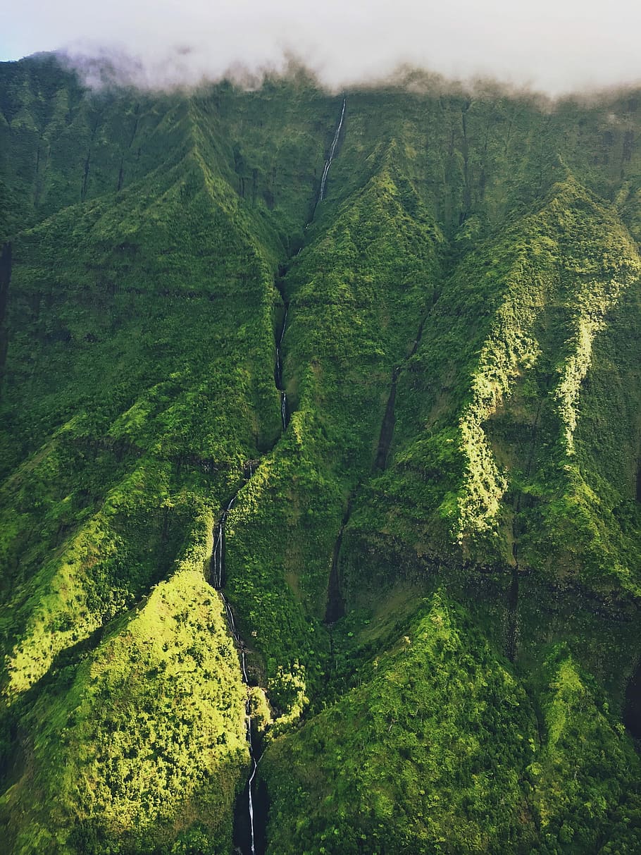 green mountain under white clouds, aerial photography of green mountain under foggy sky during daytime HD wallpaper