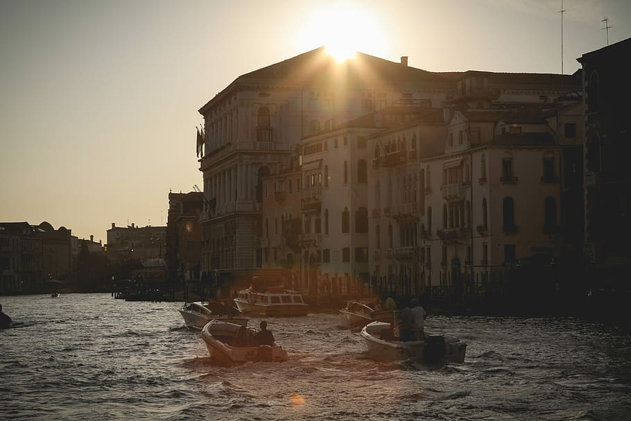 photo of powerboats on water near white painted multi-storey building HD wallpaper