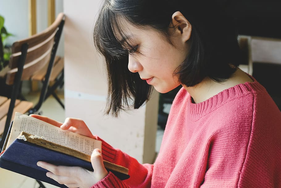 Nhà không cửa, woman reading book, bible, asian, brunette HD wallpaper