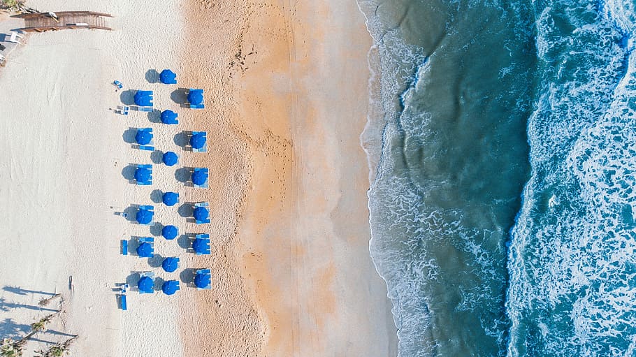 umbrellas on beach, bird's-eye view photography of white sand beach, HD wallpaper