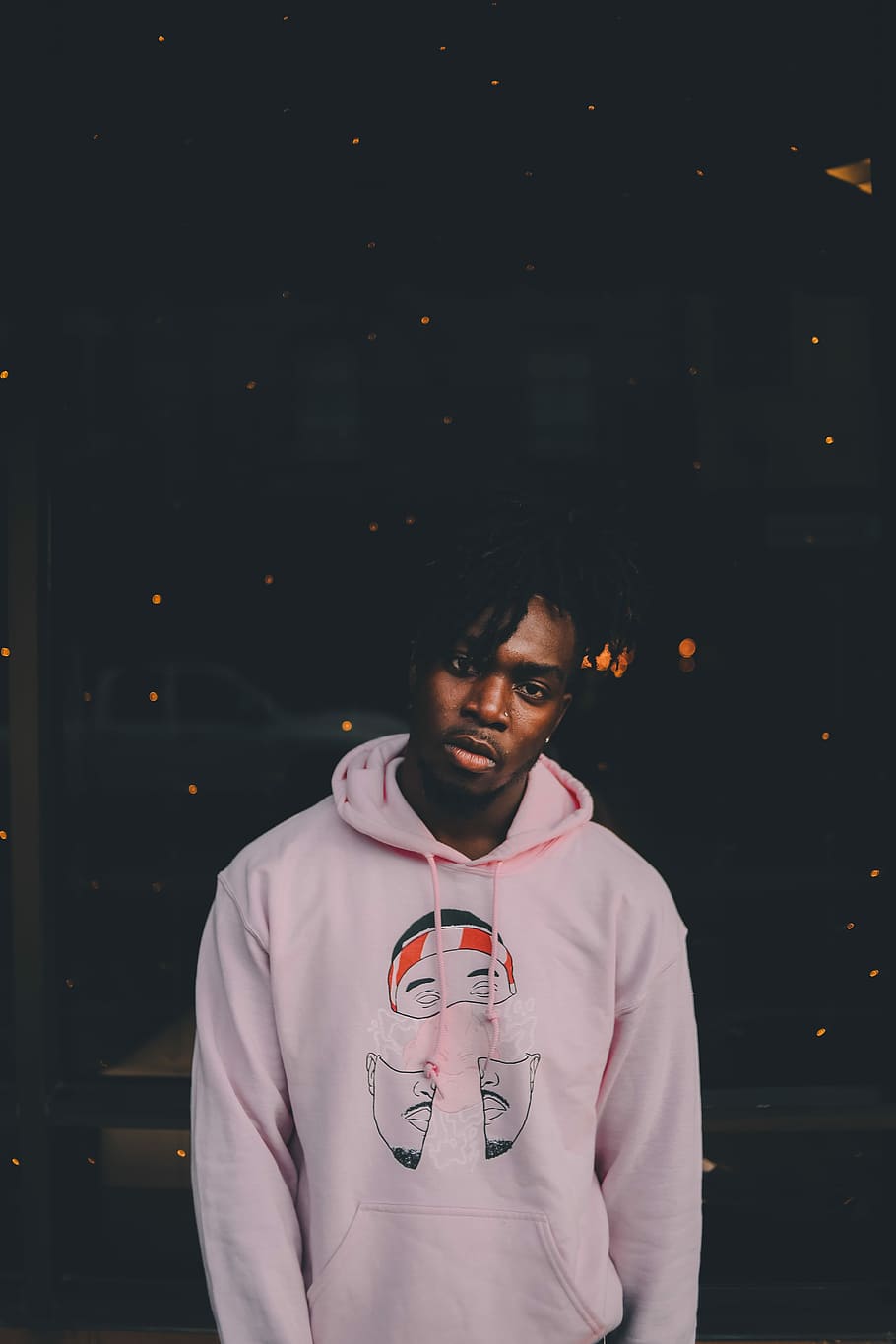 man in pink pullover hoodie, man wearing pullover hoodie, city HD wallpaper