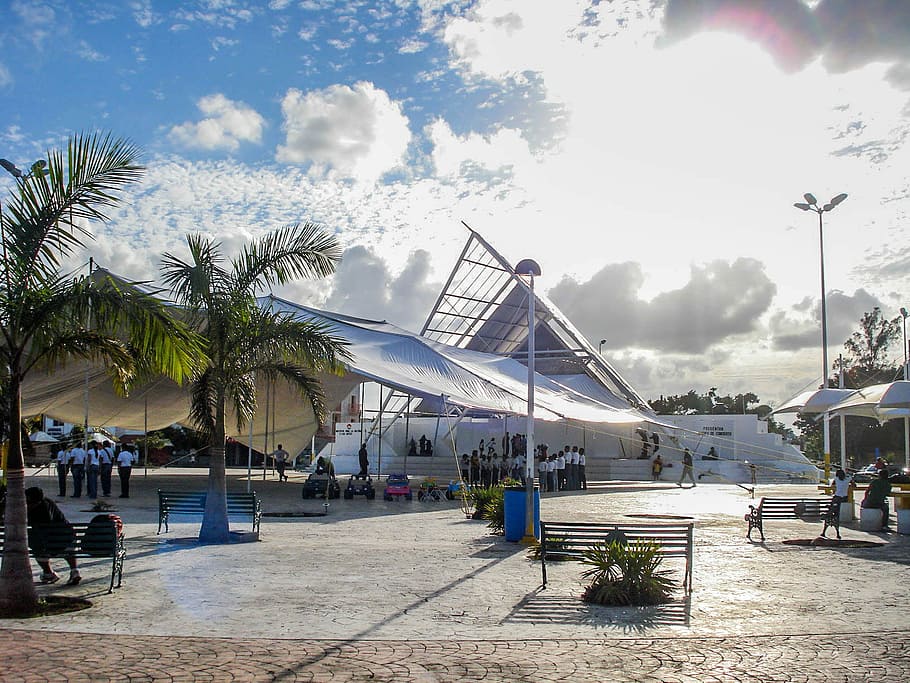 Central Cancun with tents in Quintana Roo, Mexico, photos, public domain