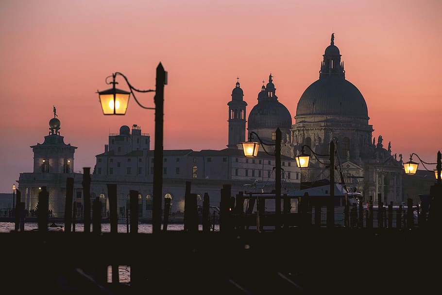 St. Peter's basilica during sunset, gray concrete dome building HD wallpaper