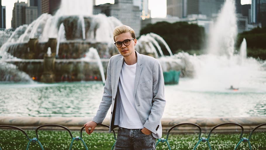 Fifty Shades of Taylor, man standing near water fountain, railing HD wallpaper