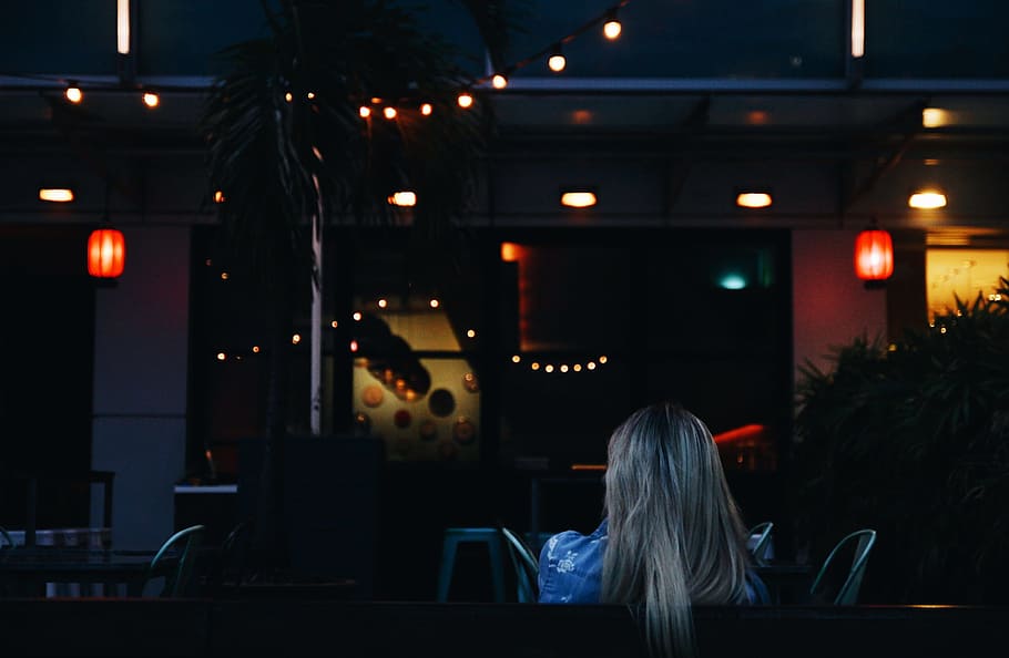 woman sitting while facing towards bar, woman sitting on chair HD wallpaper