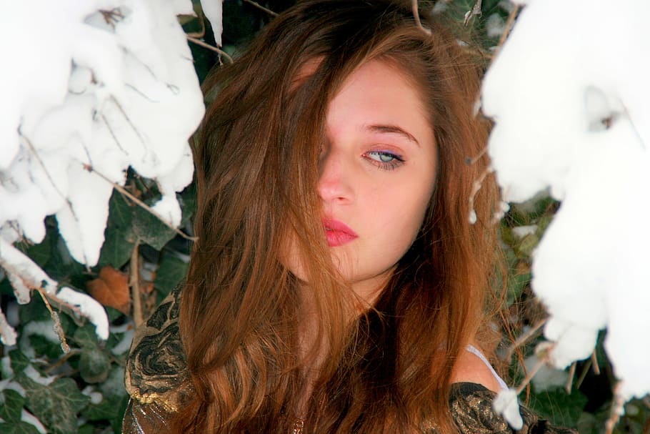 woman beside tree, girl, portrait, blue eyes, blonde, snow, winter, HD wallpaper