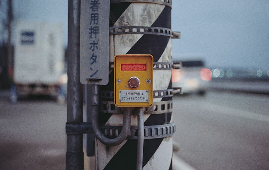 shallow focus photography of white and black post, yellow digital meter during daytime HD wallpaper