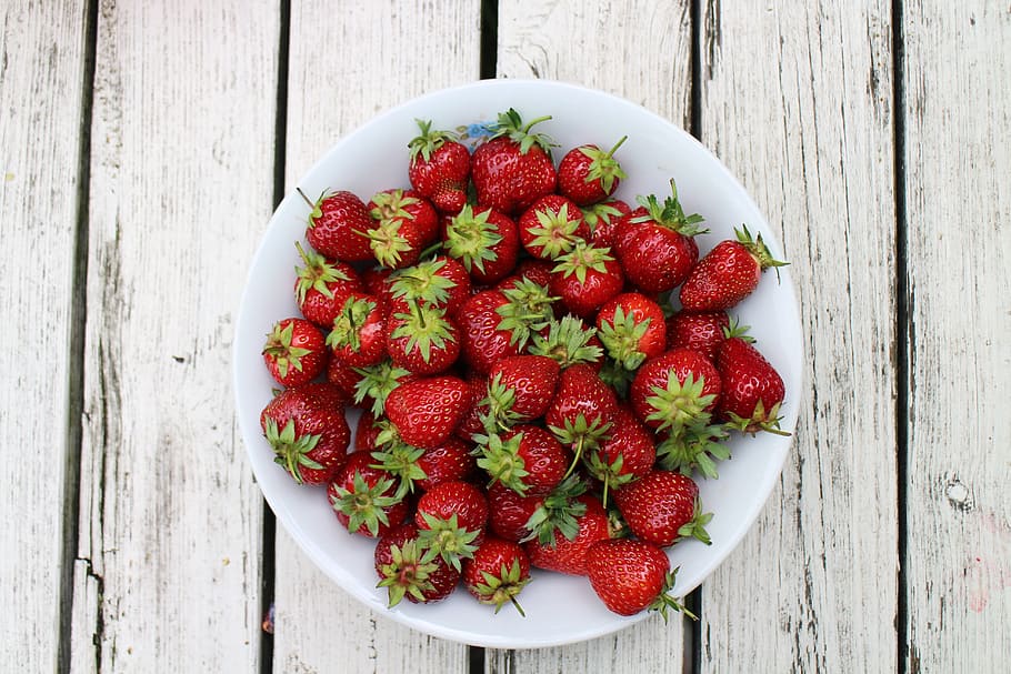 red strawberries in white ceramic bowl, table, green, delicious HD wallpaper