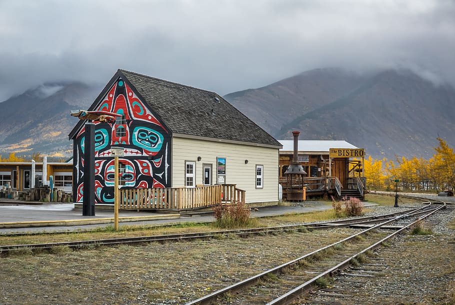 multicolored painted house, carcross, yukon, canada, totem, wall painting, HD wallpaper