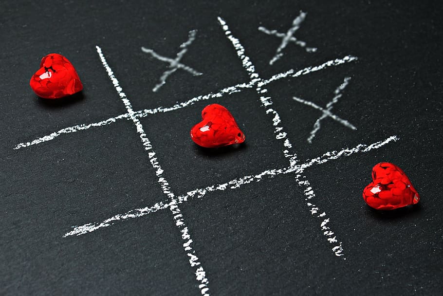 three red heart gemstones, tic tac toe, love, play, ankreuzen