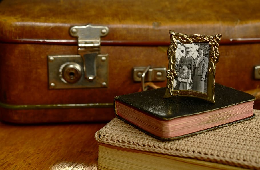 brass photo frame with book, picture frame, past, memory, nostalgia, HD wallpaper