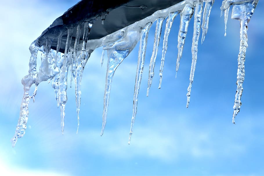 closeup photo of icicles, ice, cold, water, sky, blue, winter HD wallpaper