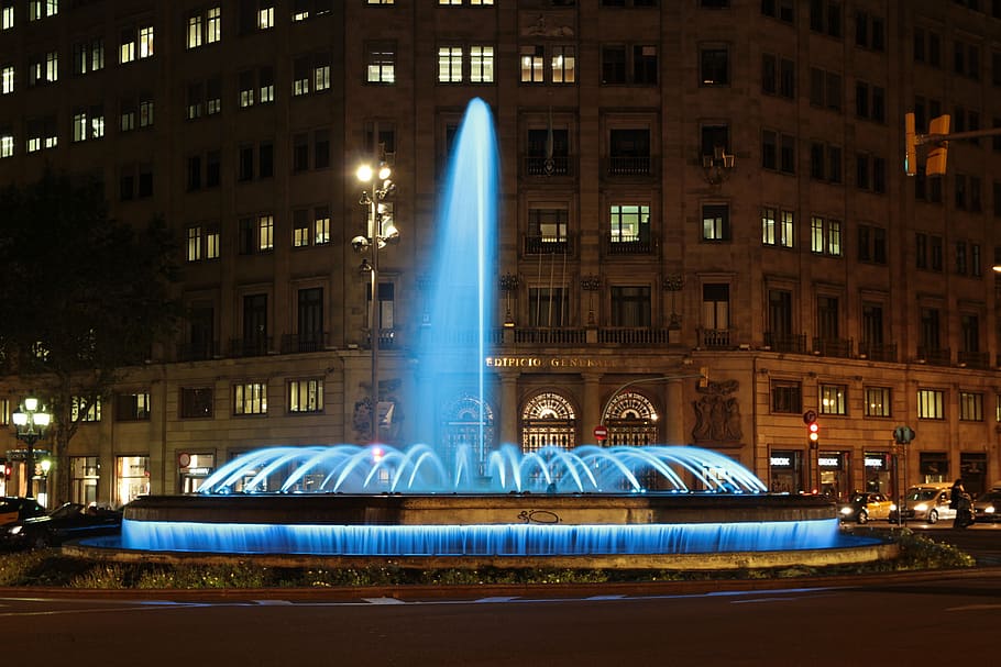lighted fountain near building at nighttime, passeig de gracia, HD wallpaper