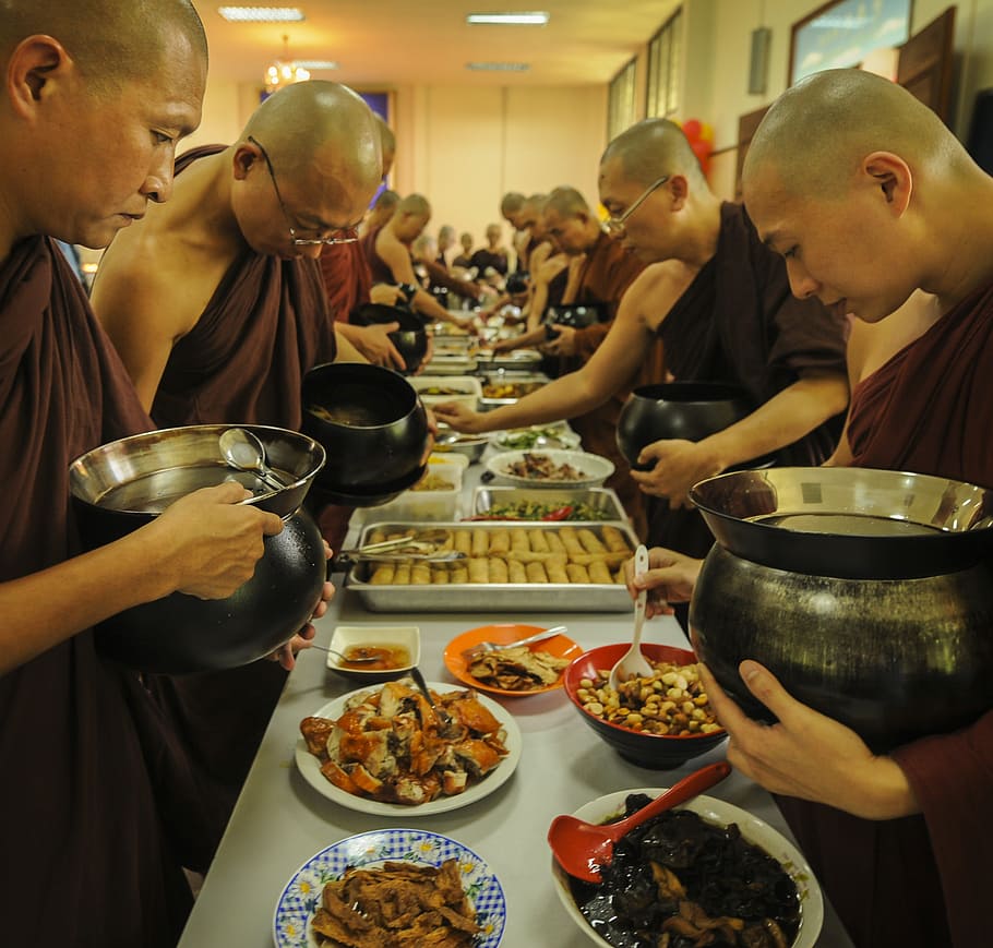 theravada buddhism, monks having lunch, monks and alms food, HD wallpaper
