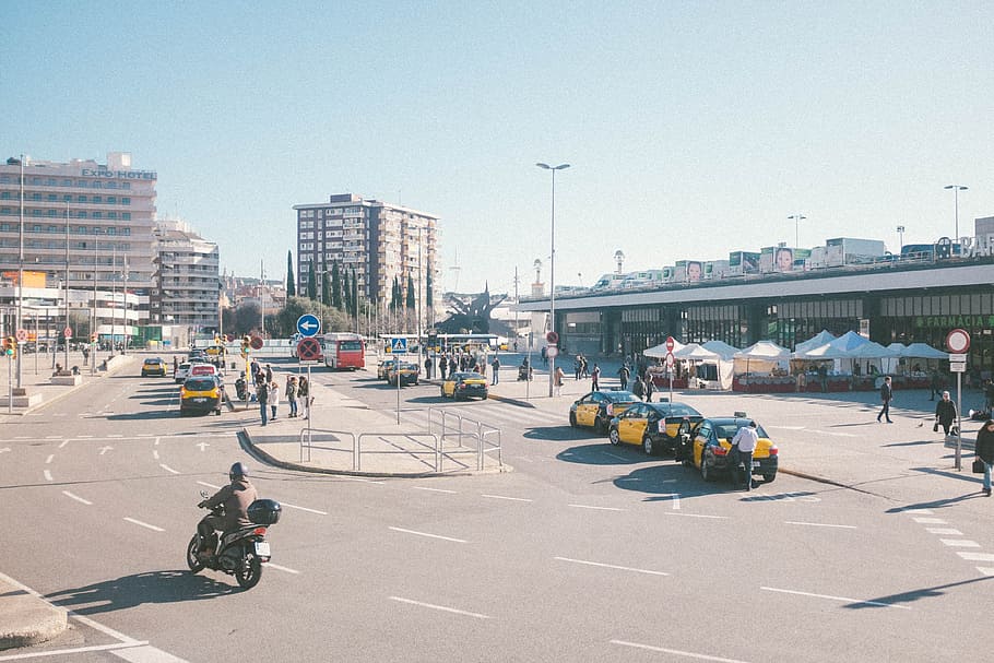 motorcycle on road going through curve, man riding motorcycle under blue sky during daytime HD wallpaper