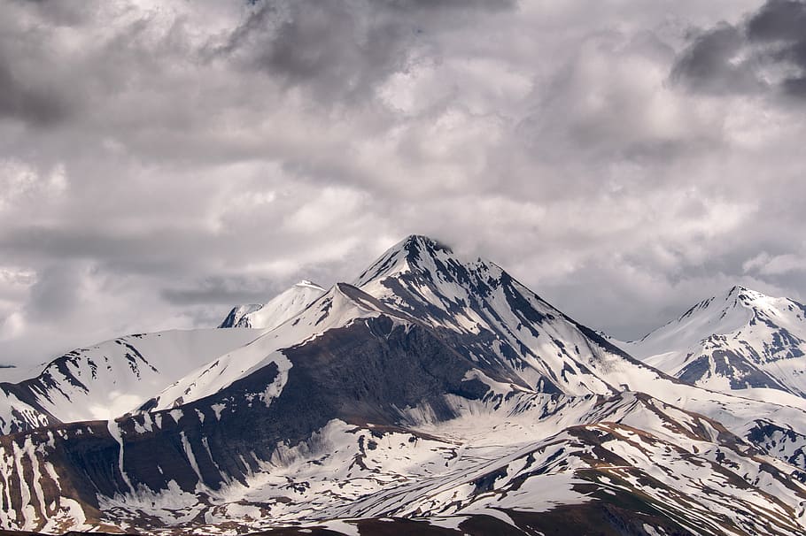 mountain filled with snow under cloudy sky, snow covered mountains under cloudy sky HD wallpaper