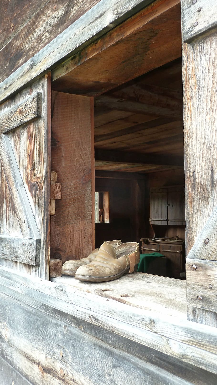 shoes, window, rustic, vintage, architecture, wooden, building HD wallpaper