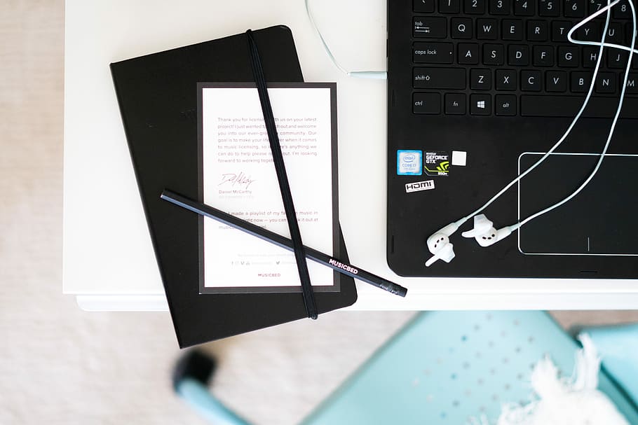 black pens beside laptop computer placed on table, black pen beside laptop computer HD wallpaper