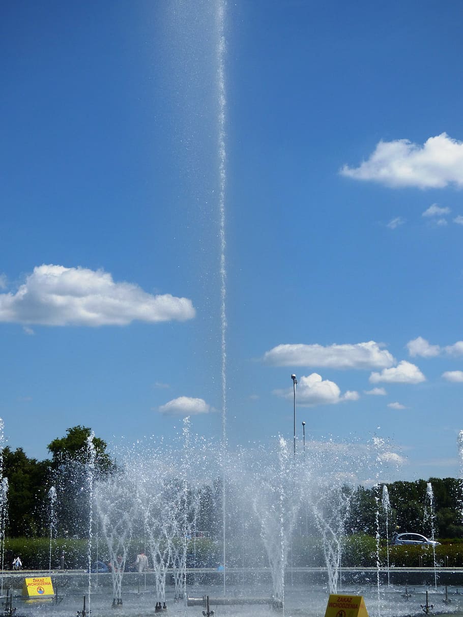 Water wetter. Вода в фонтане. Фонтан облако. Капля фонтан. Брызги воды от фонтана.