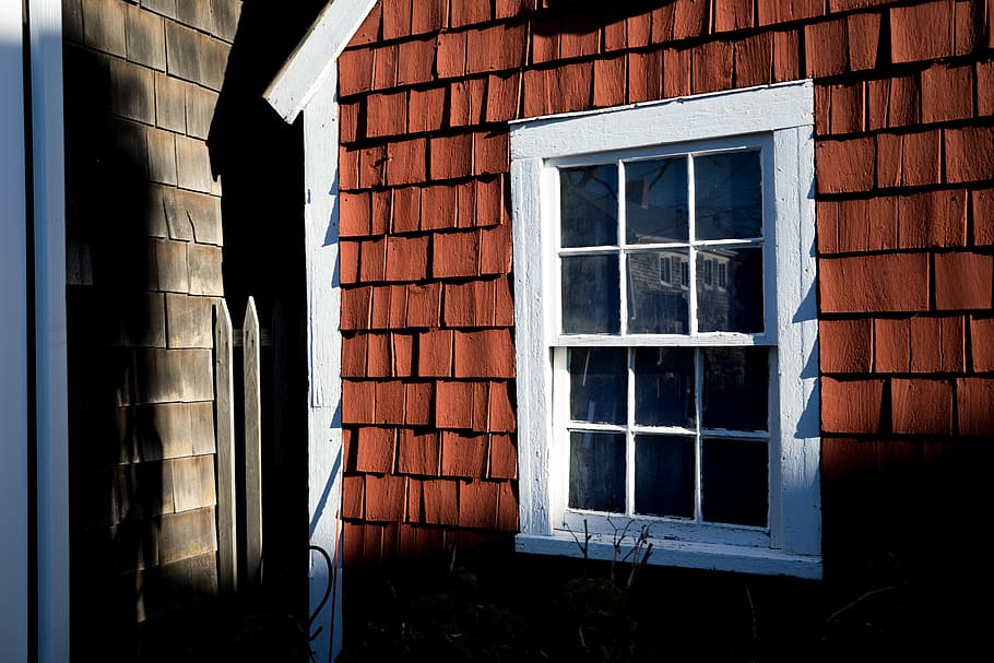 white windowpane and brick wall house, white and red painted house HD wallpaper