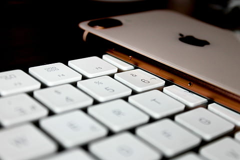 Iphone 8 plus, silver iPhone 7 Plus on white computer keyboard HD wallpaper