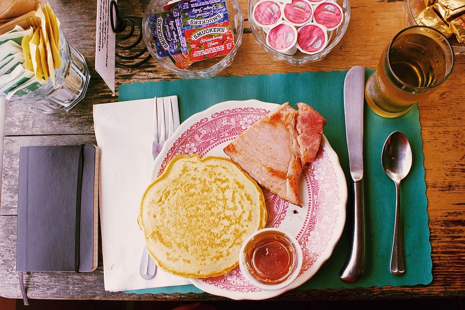 slice meat on top scalloped edge plate, breakfast, pancakes, ham, HD wallpaper