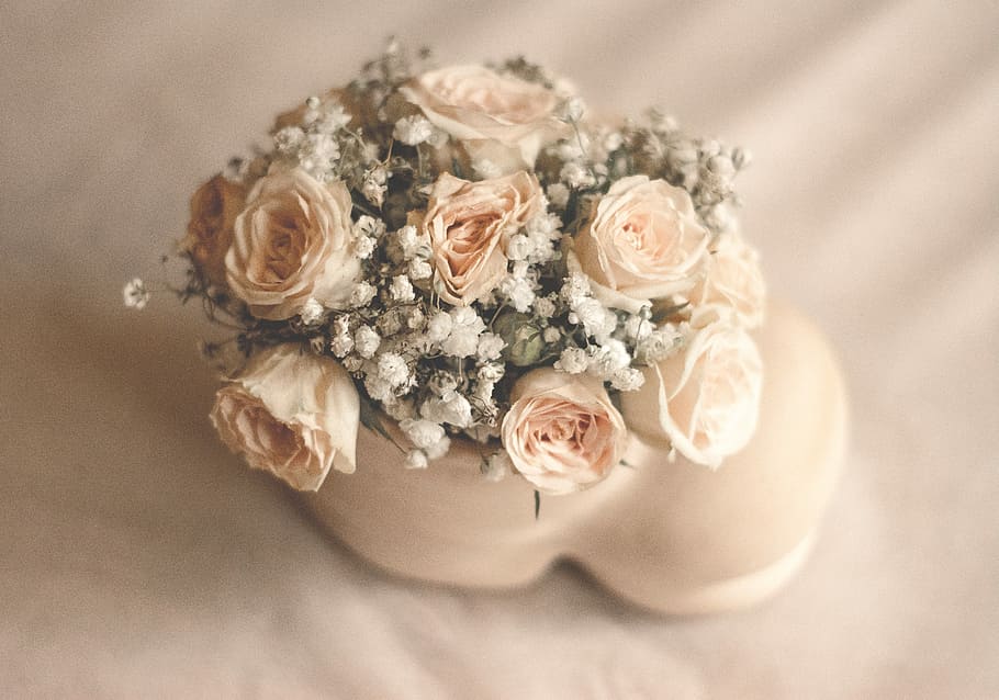 white rose flowers in white ceramic vase, white and beige flowers on top of bed, HD wallpaper