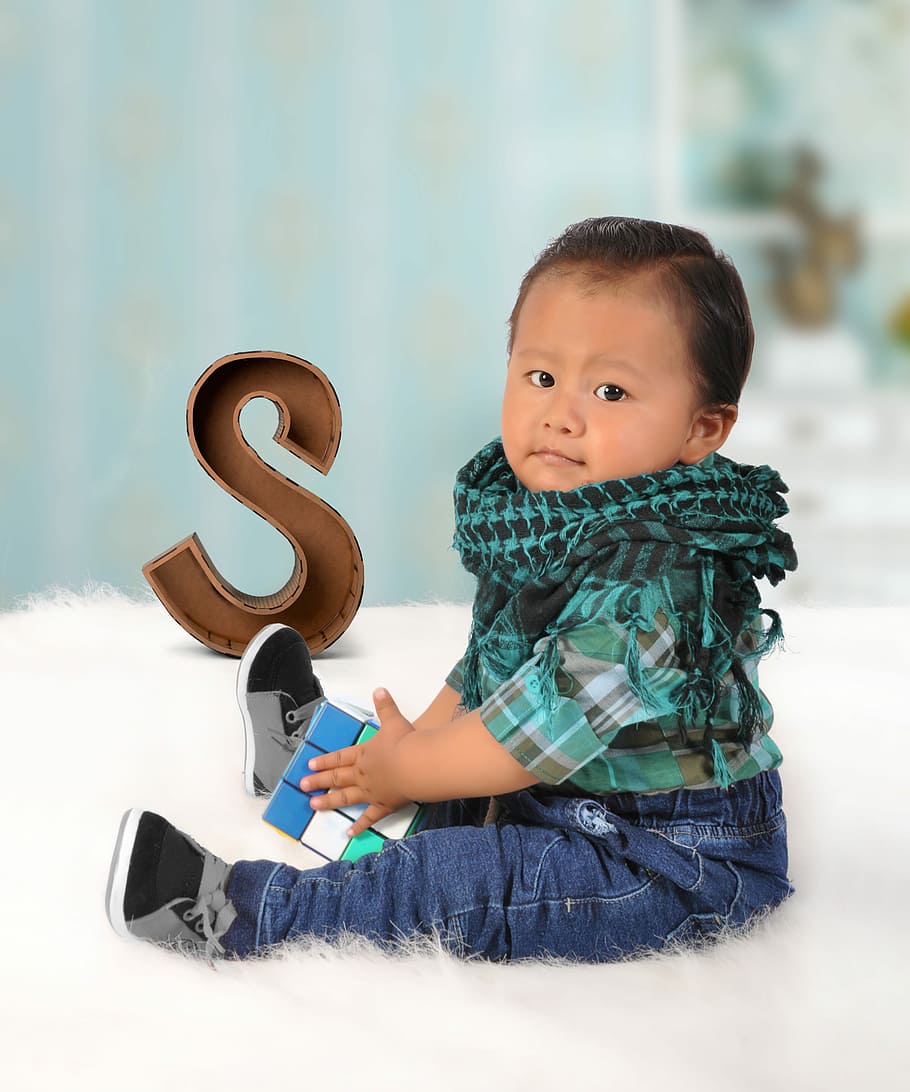 Child, Letter, sitting, letter s, looking at camera, portrait HD wallpaper