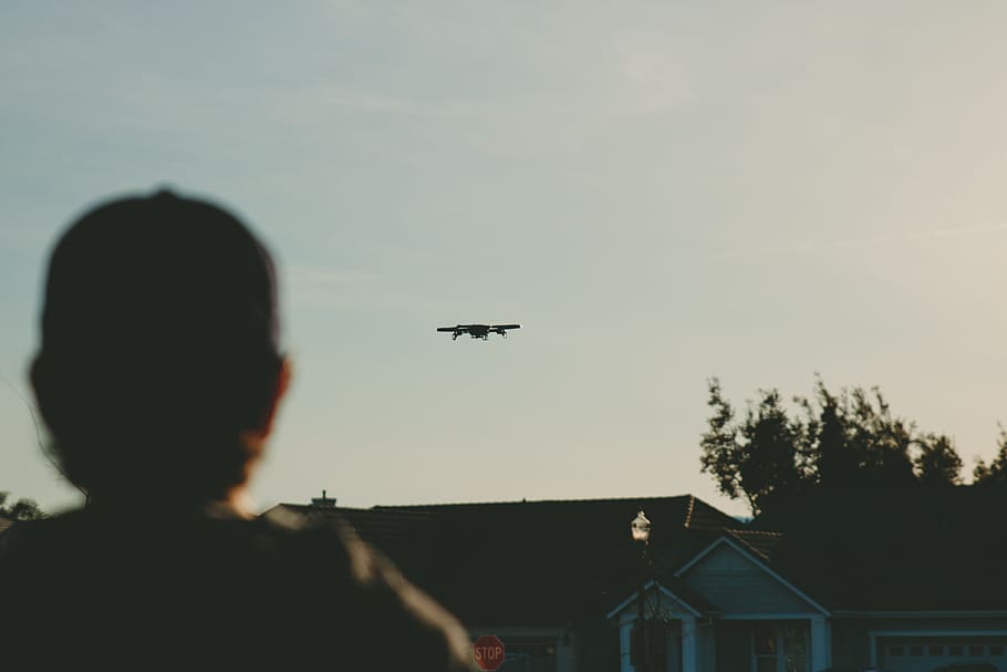 boy standing near brown house seeing flying airplane, people HD wallpaper