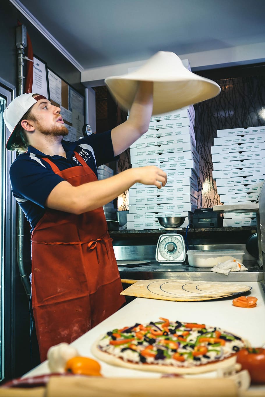 Making Pizza Dough, man making a pizza dough, food, restaurant, HD wallpaper