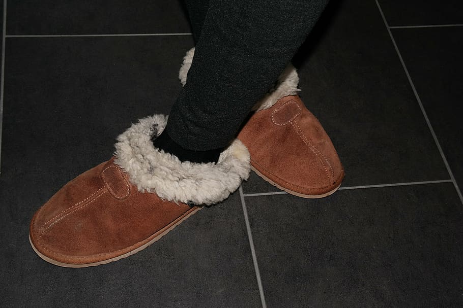slippers, twisted, fur, brown, slate, anthracite, grey, feet HD wallpaper