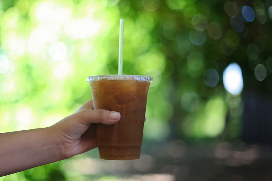 cup, hand, drink, tea, blur, close-up, colors, focus, green, ice cubes HD wallpaper