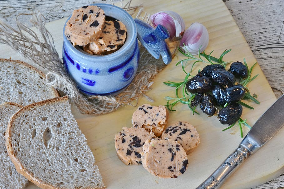 sliced bread on chopping board besides jar, onion, and berries HD wallpaper