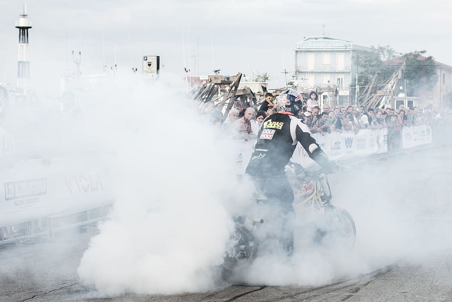 Man Riding Motorcycle With Smoke, action, audience, bikers, burnout HD wallpaper