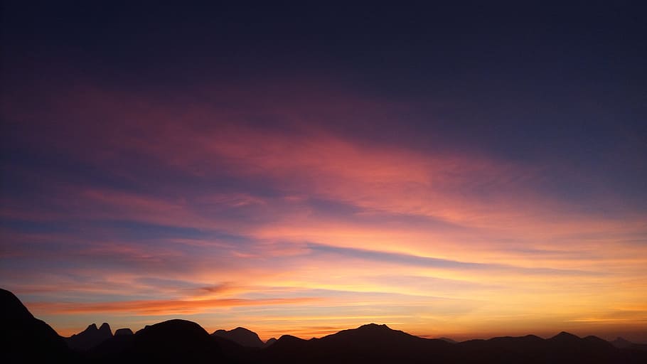 silhouette of mountains under calm sky, Pôr do sol no Chapéu