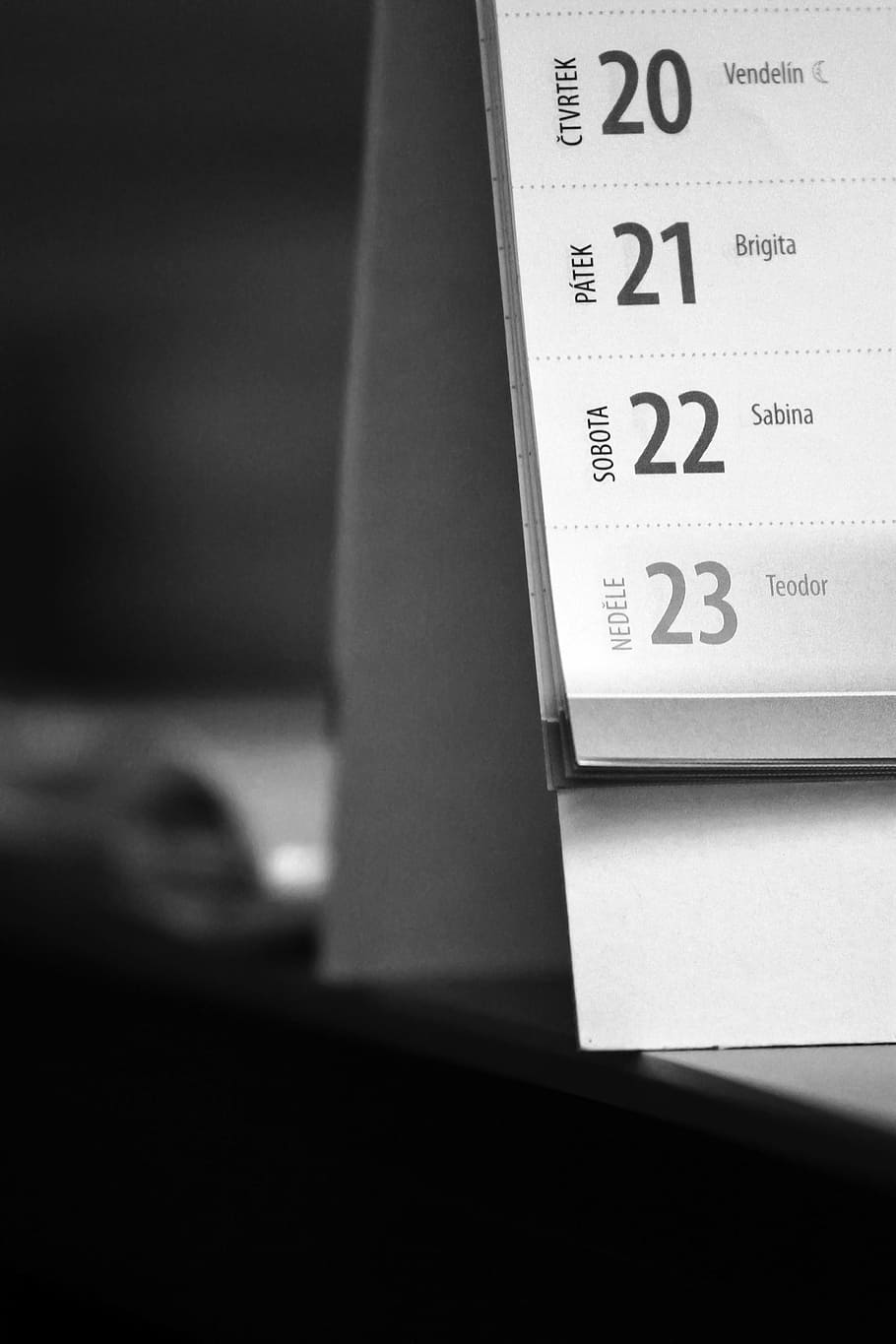 grayscale photo of calendar, still life, date, number, indoors HD wallpaper