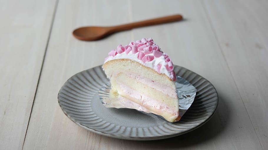 cake on plate, sliced of cake on round gray disposable plate HD wallpaper